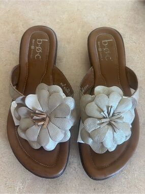Good Condition cute boc silver flower thong sandals sz8